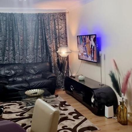 2 Bedroom Apartment - Greater London Dagenham Exterior photo