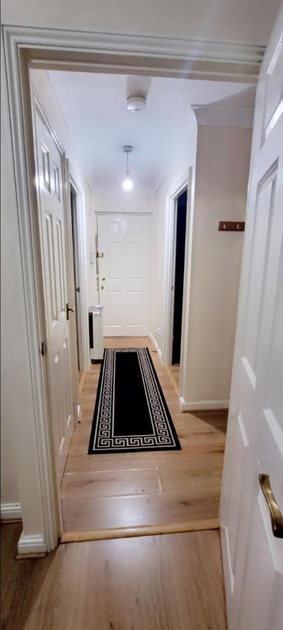 2 Bedroom Apartment - Greater London Dagenham Exterior photo