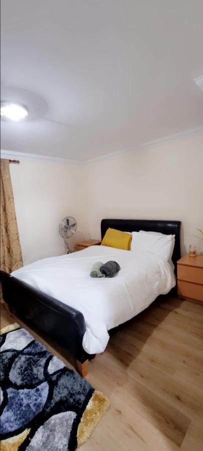 2 Bedroom Apartment - Greater London Dagenham Exterior photo
