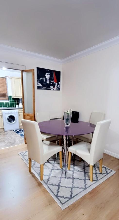 2 Bedroom Apartment - Greater London Dagenham Exterior photo