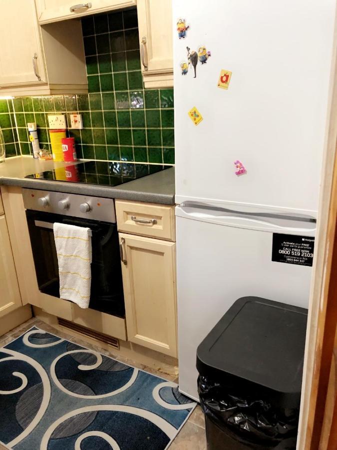2 Bedroom Apartment - Greater London Dagenham Exterior photo