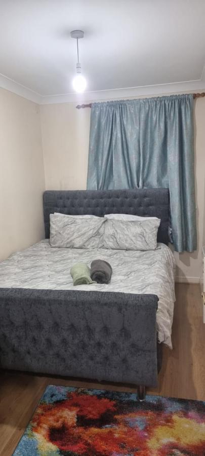 2 Bedroom Apartment - Greater London Dagenham Exterior photo
