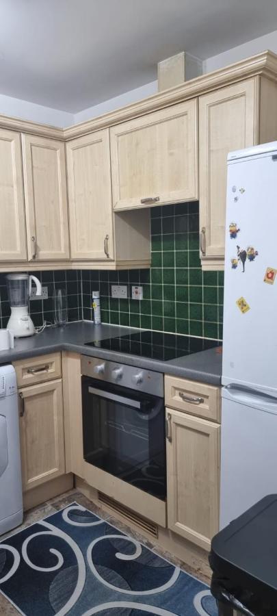 2 Bedroom Apartment - Greater London Dagenham Exterior photo